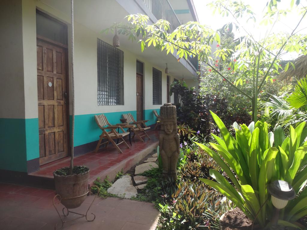 Harvest House Nicaragua Hotel Leon Exterior photo